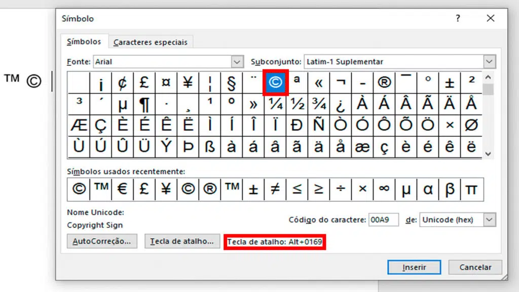 Captura de tela da janela símbolos. Em destaque, a visualização de símbolos e o símbolo copyright selecionado em azul e contornado por linhas vermelhas. Na parte inferior, as palavras tecla de atalho: alt + 0169 contornadas por linhas vermelhas.
