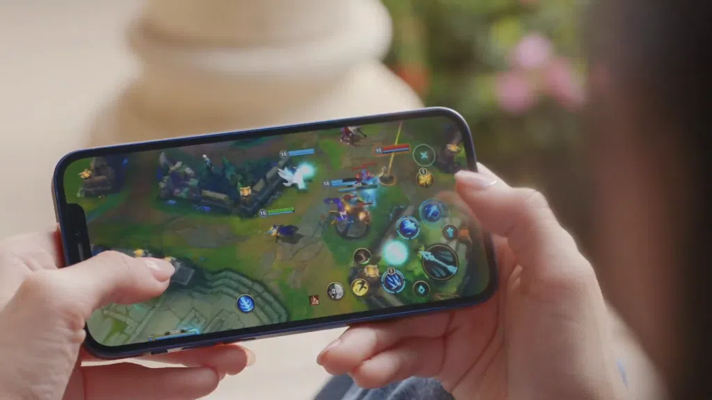 Imagem de uma pessoa jogando league of legends no iphone 12