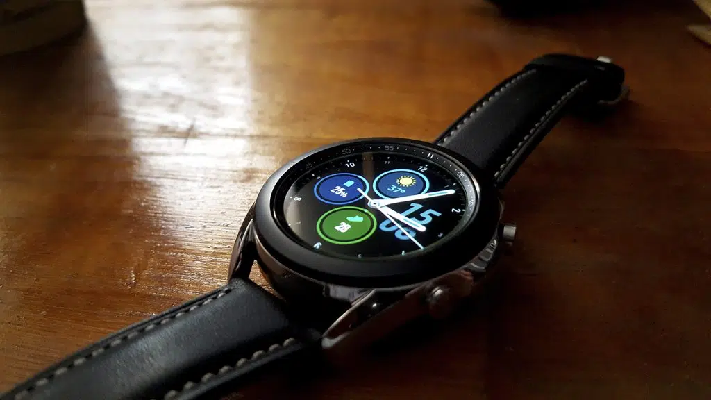 Galaxy watch 3 sobre mesa de madeira