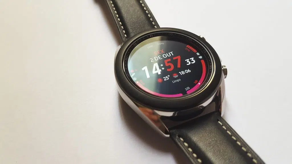 Galaxy watch 3 sobre fundo branco com visor vermelho