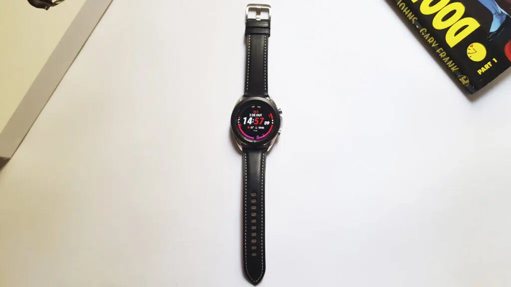 Galaxy watch 3 sobre mesa branca