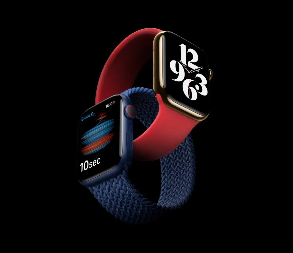 Imagem mostra dois apple watches, um azul com pulseira trançada azul e um dourado com pulseira sport vermelha, entrelaçados. O azul exibe o teste manual de oxigênio e o vermelho o novo mostrador tipografia.