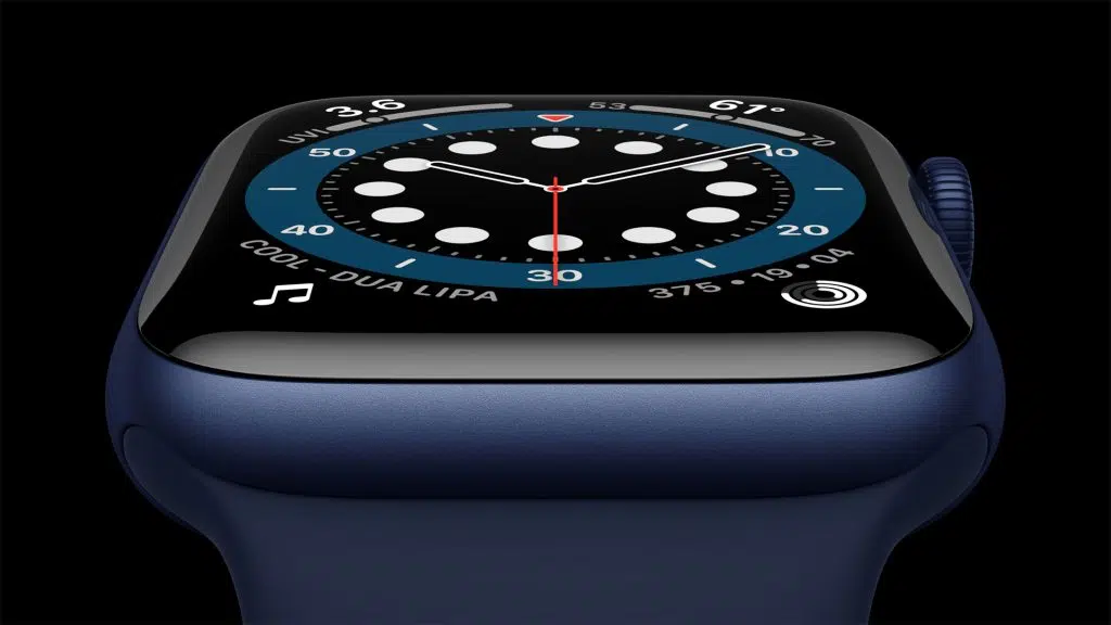 Imagem aproximada do apple watch series 6 com acabamento em alumínio na nova cor azul. A tela exibe o novo mostrador contagem.