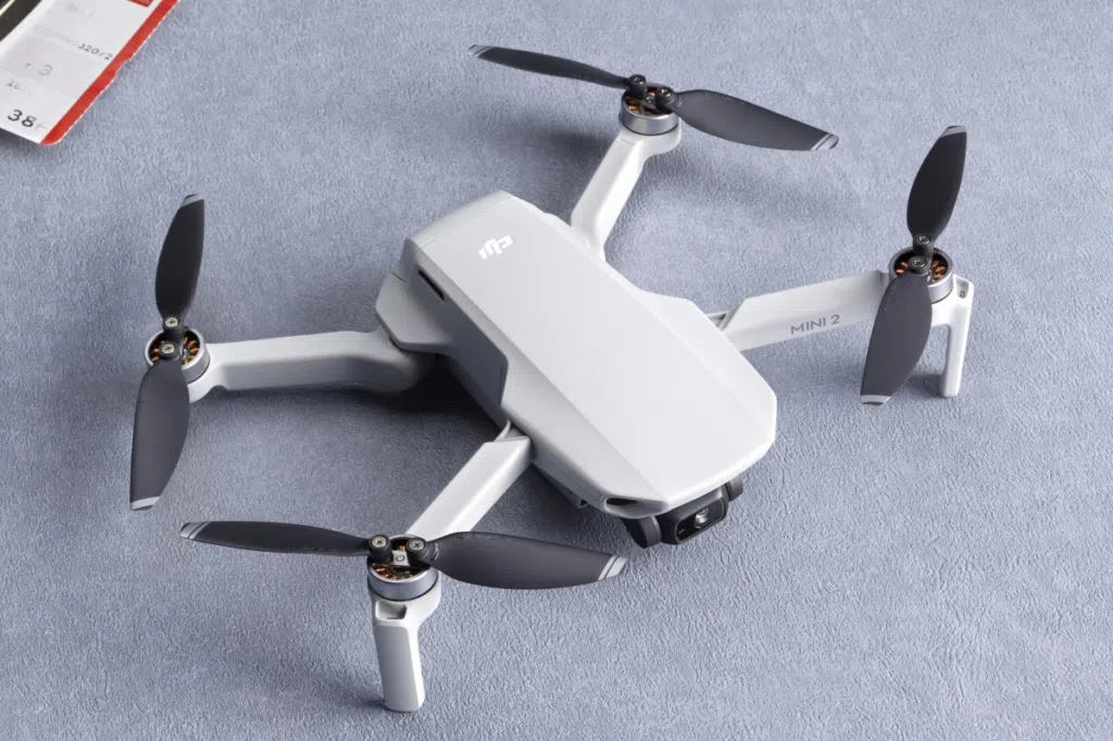 Dji mini 2, novo drone compacto com vídeos em 4k. Com novo sistema de transmissão, djl mini 2 consegue voar mais longe e ainda tira fotos em alta qualidade