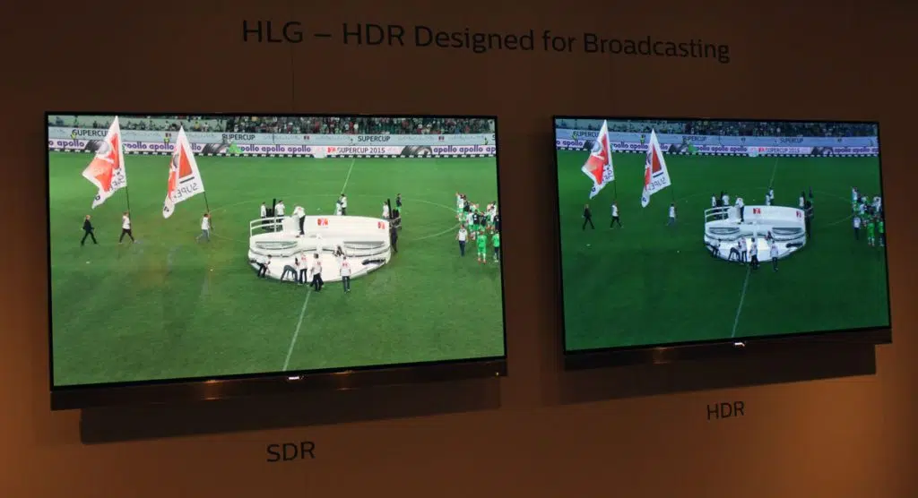 Comparação do sdr e do hlg em duas televisões que mostram um jogo de futebol. À direita, hdr, a qualidade da imagem é mais nítida.