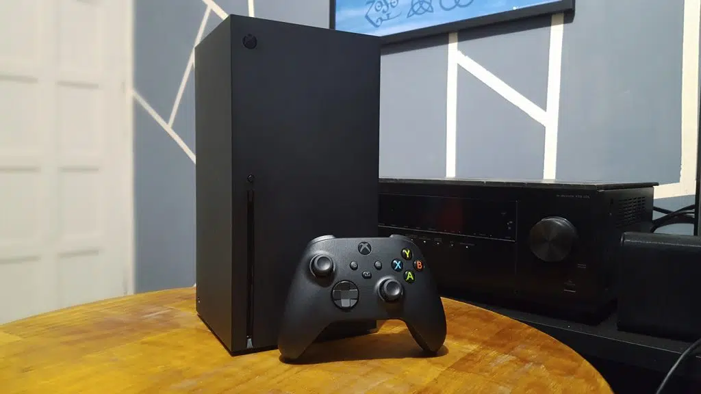 Xbox series x sobre mesa de madeira