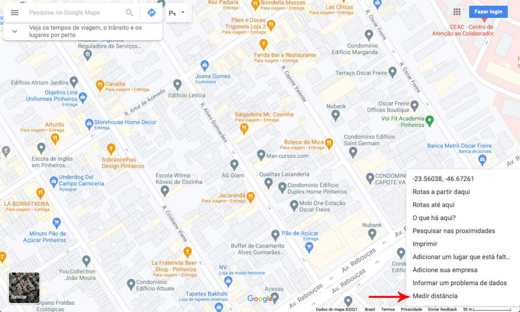 Captura de tela de mapa da cidade de são paulo no google maps. Menu é exibido sobre um dos pontos com uma seta indicando para a opção medir distância.