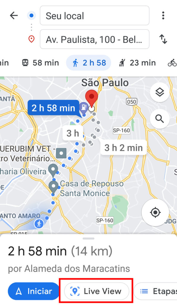 Captura de tela do google maps com uma rota traçada. O modo a pé está selecionado e o botão live view é contornado em vermelho