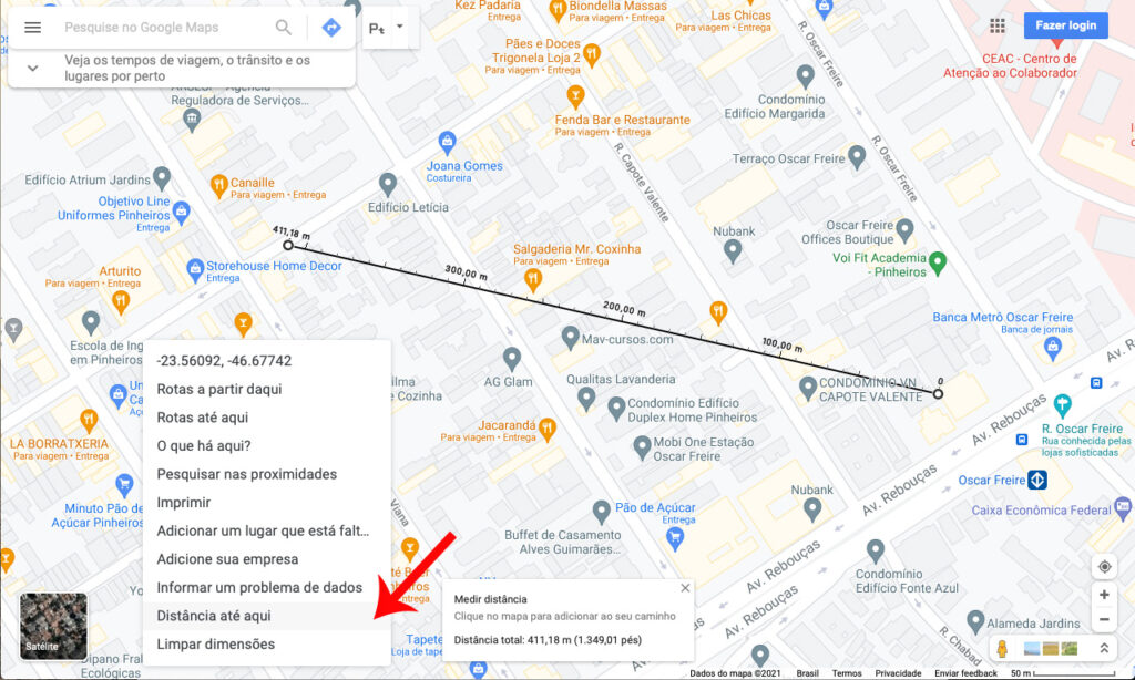 Captura de tela de mapa da cidade de são paulo no google maps. Uma linha preta parecendo uma régua graduada com pontos indicando distâncias em metros. Na extremidade dela, há dois pontos brancos com contorno em preto. Um menu é exibido sobre um terceiro ponto com uma seta vermelha indicando para a opção distância até aqui.