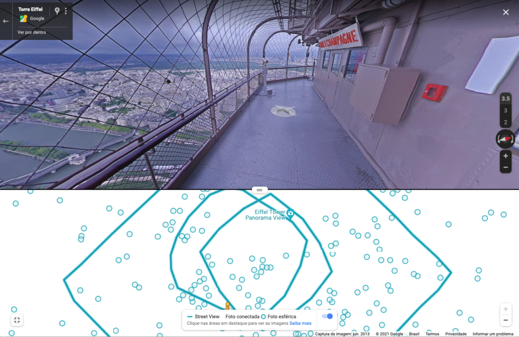 Captura de tela do google maps em computador com street view aberto na torre eiffel na parte superior. Na parte inferior, o mapa da torre eiffel com linhas em azul petróleo e um ícone azul índigo sobre uma das linhas.