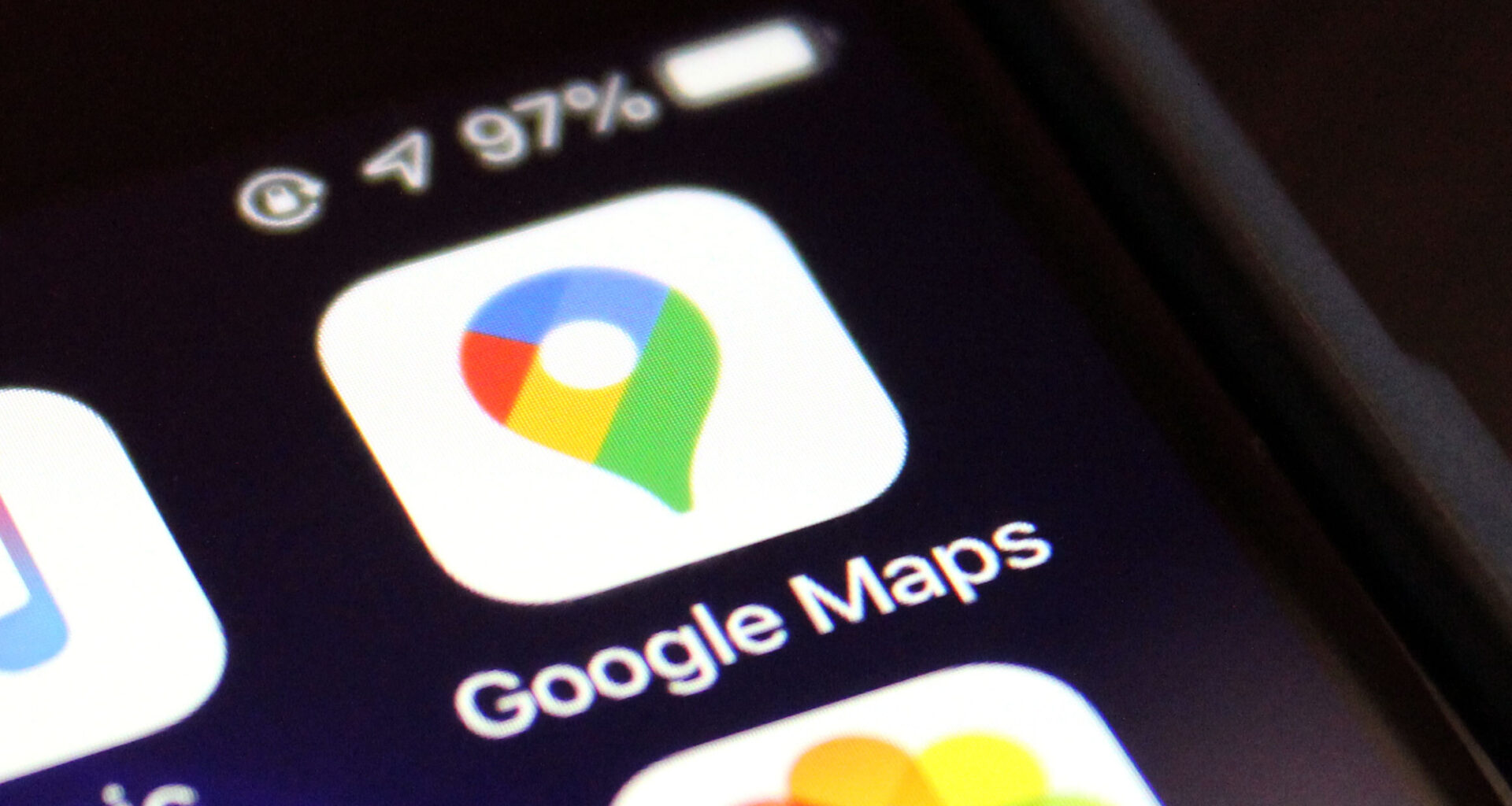 Detalhe da tela de um celular. Em destaque, o logo do google maps. Dicas e truques para google mapas.