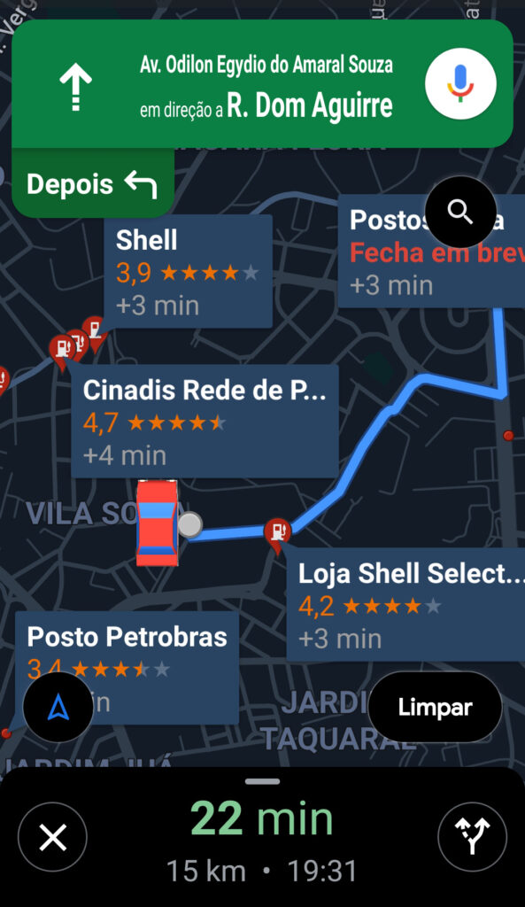 Captura de tela do aplicativo google maps com uma rota traçada entre dois pontos em mapa da cidade de são paulo. Diversos postos de gasolina indicados por caixas de texto com seus respectivos nomes.