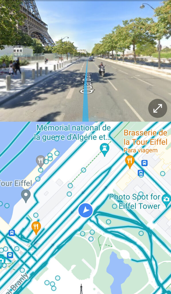 Captura de tela do aplicativo google maps com street view de rua próxima à torre eiffel, com uma linha azul. Na parte inferior, o mapa da torre eiffel com linhas em azul petróleo e um ícone azul índigo sobre uma das linhas.