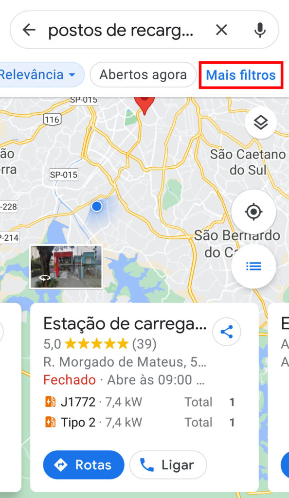 Captura de tela do google maps. Na parte superior, no campo de busca, digitadas as palavras: postos de recarga de carro elétrico e o menu mostrando estação de carregamento na parte inferior.