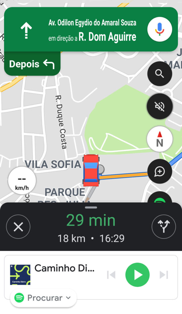 Captura de tela do google maps traçando uma rota. Na parte inferior, o aplicativo spotify sincronizado.