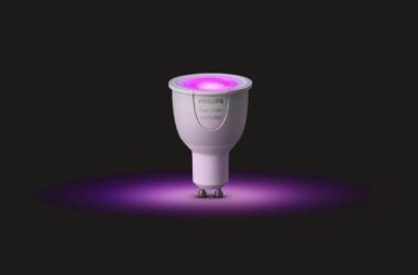 Review: lâmpada dicroica inteligente philips hue gu10. A lâmpada dicroica inteligente philips hue gu10 é compacta e perfeita para criar ambientes diversos ou exaltar pontos da sua casa