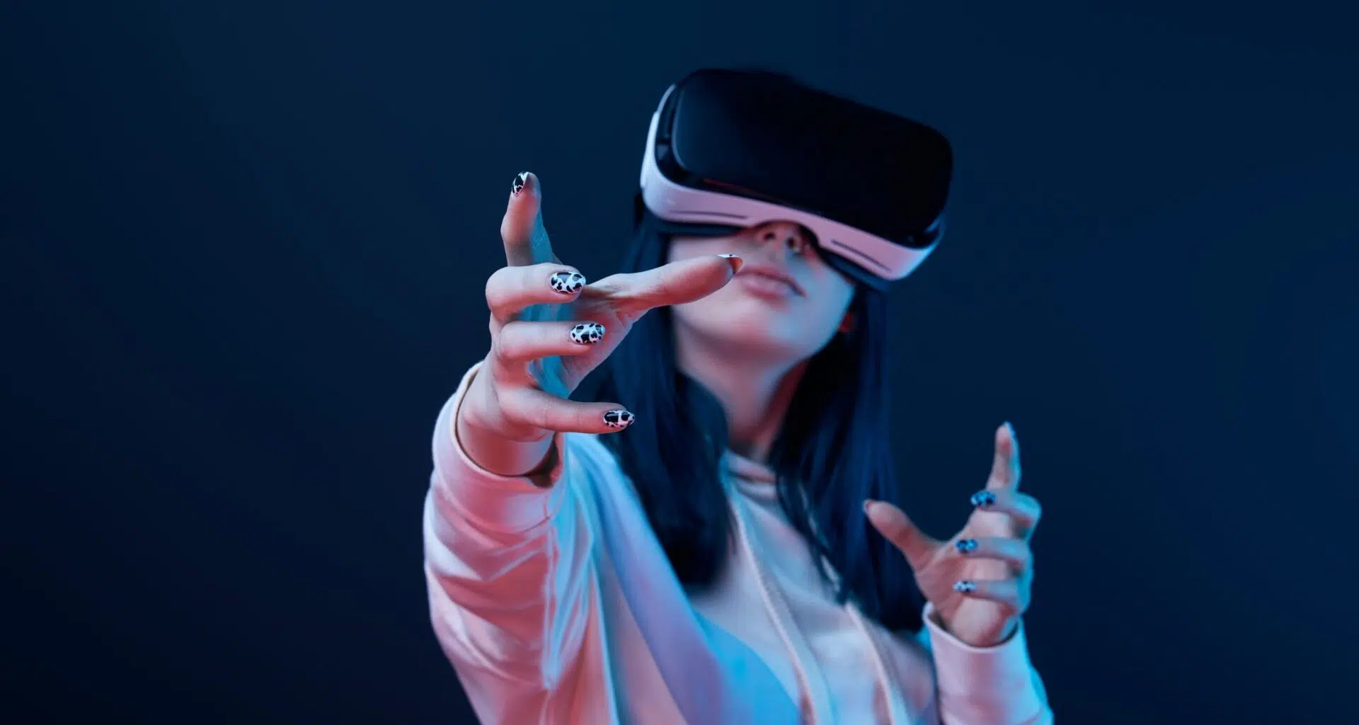 Mulher usando óculos de vr