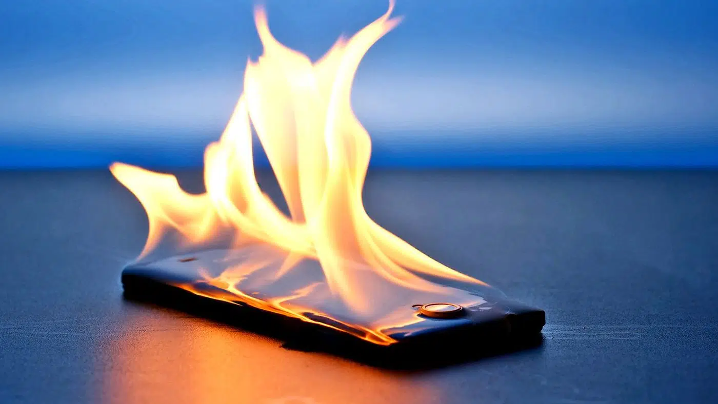 Celular pegando fogo devido a uma pessoa não seguir dicas de como evitar superaquecimento do celular