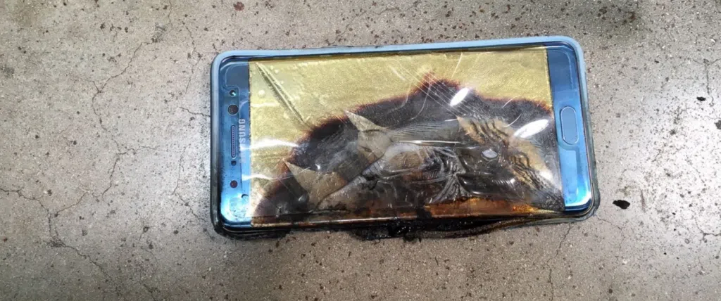 Galaxy a21 da samsung pega fogo em avião nos estados unidos. Logo após o pouso, celular da samsung pega fogo em avião, que precisou ser rapidamente evacuado. Autoridades investigam o caso, que remete aos incêndios no galaxy note 7, também da samsung