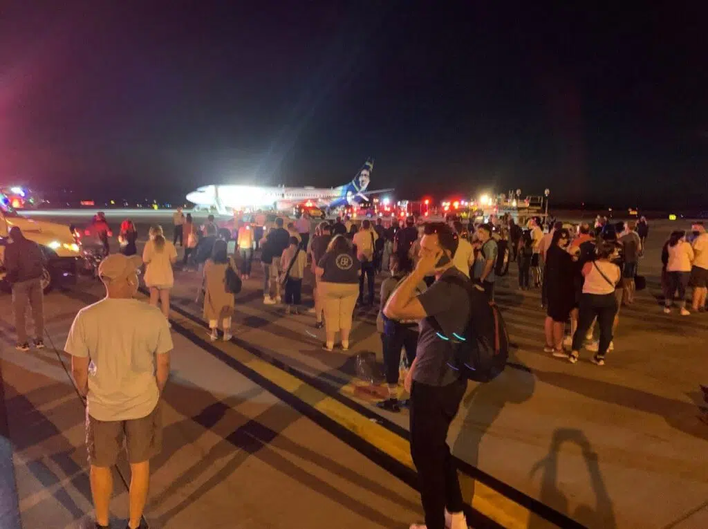 Celular pega fogo em avião da alaska airlines, que é evacuado