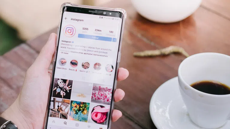 Pessoa segurando um celular com o aplicativo do instagram aberto