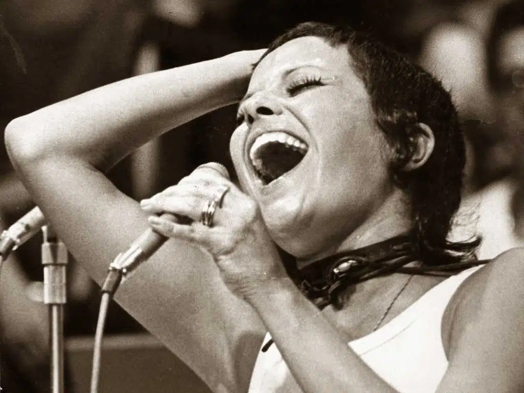 Música de elis regina é recriada em dolby atmos e o resultado é espantoso. Tecnologia de áudio espacial proporciona uma experiência imersiva com música de elis regina e belchior