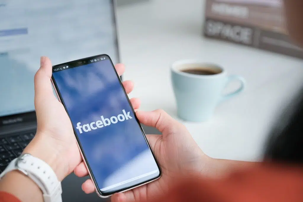 Celular acessando o facebook: entenda o impacto financeiro e quanto o facebook deixa de lucrar com o apagão das redes sociais instagram e whatsapp