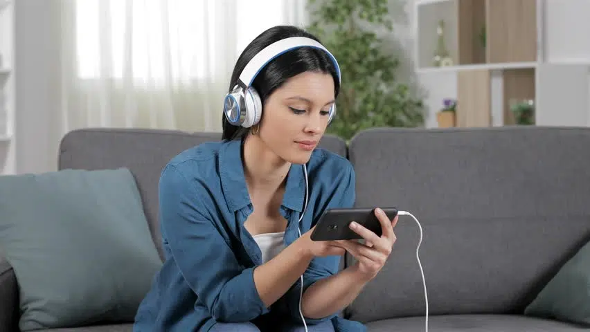 Mulher assistindo a vídeos em um celular