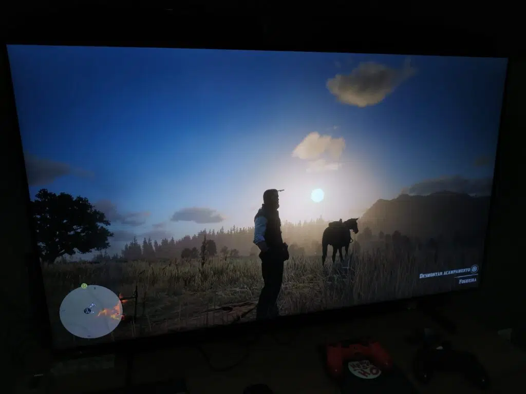 Red dead redemption 2 tem contrastes interessantes na o hub principal da samsung crystal uhd 4k (au8000)