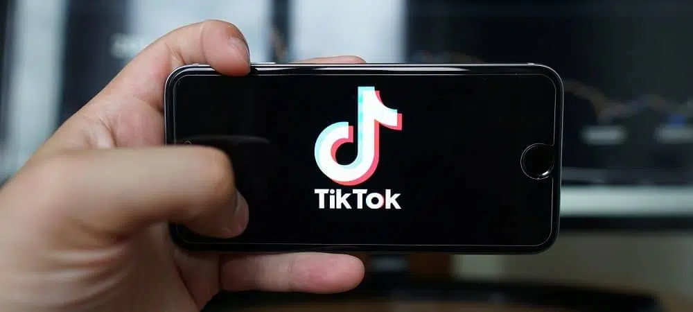 Pessoa utilizando o tiktok em um iphone