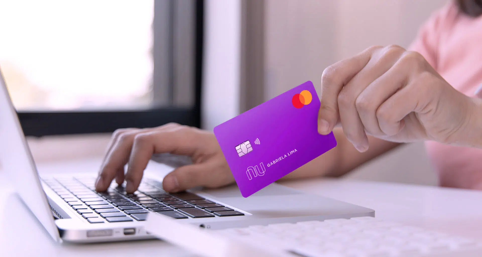 Mulher realizando uso de e-commerce no nubank