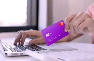 Mulher realizando uso de e-commerce no nubank