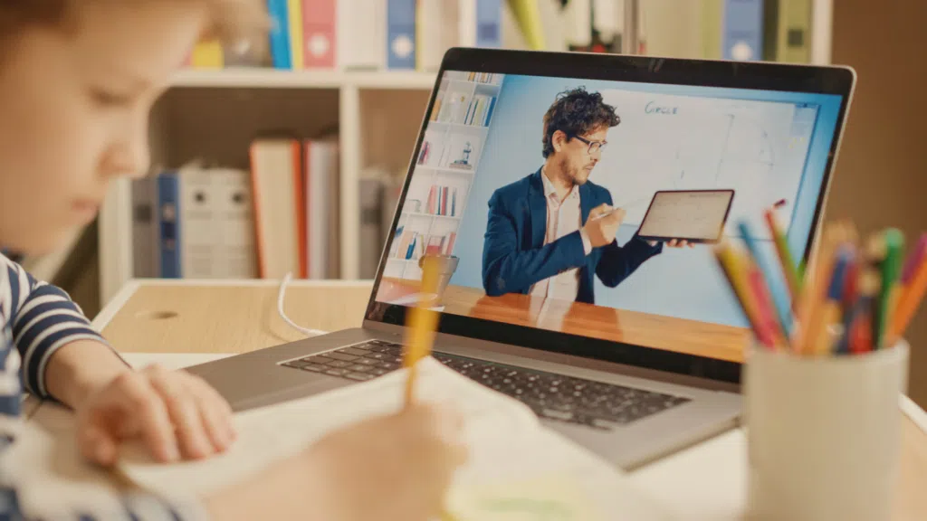 Criança assistindo aula online