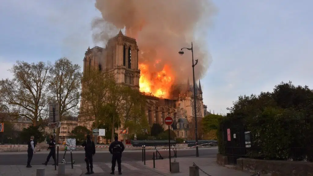 Notre-dame de paris em chamas em 2019. Fonte: euronews