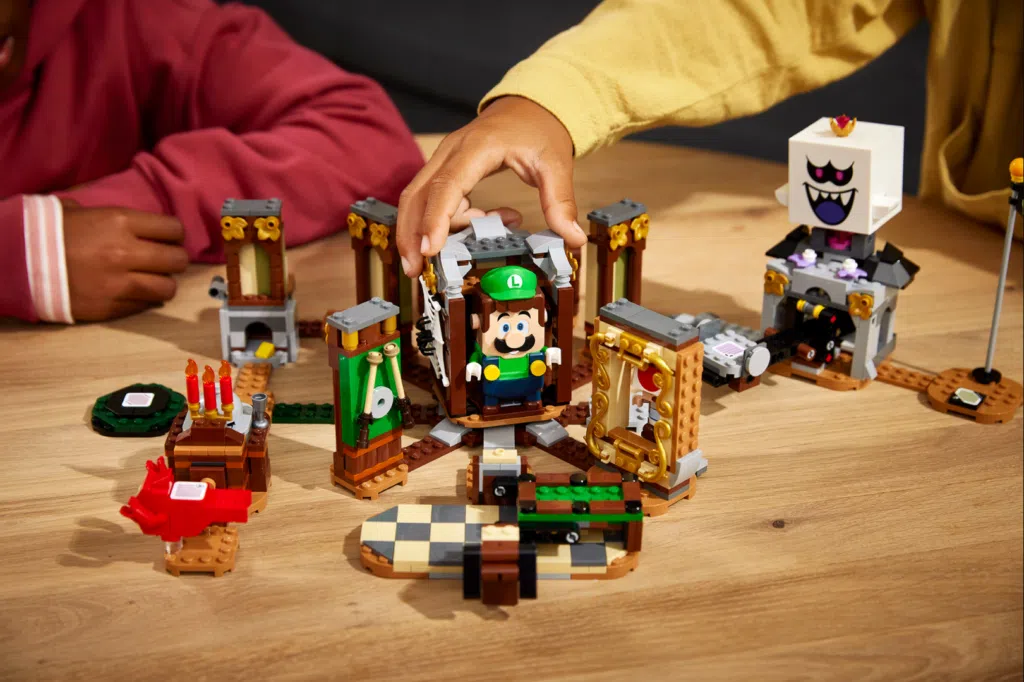 Mamma mia! Luigi chega ao mundo retangular de lego com pacotes temáticos de luigi's mansion