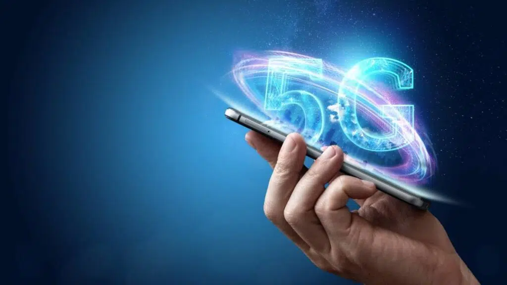 Pessoa usando rede de frequência comprada no leilão do 5g