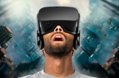 Homem realizando óculos de realidade virtual