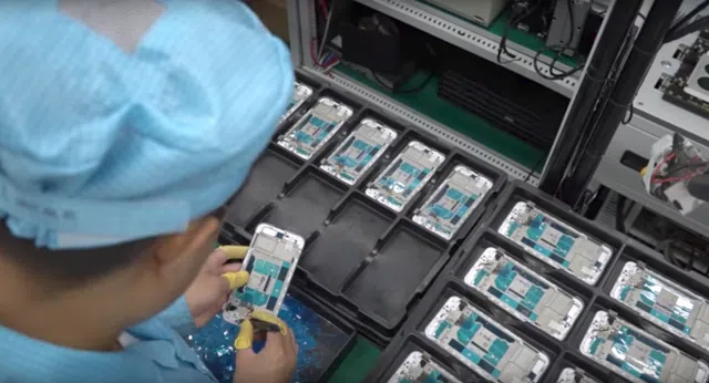 Trabalho humano também faz parte da fabricação de smartphones