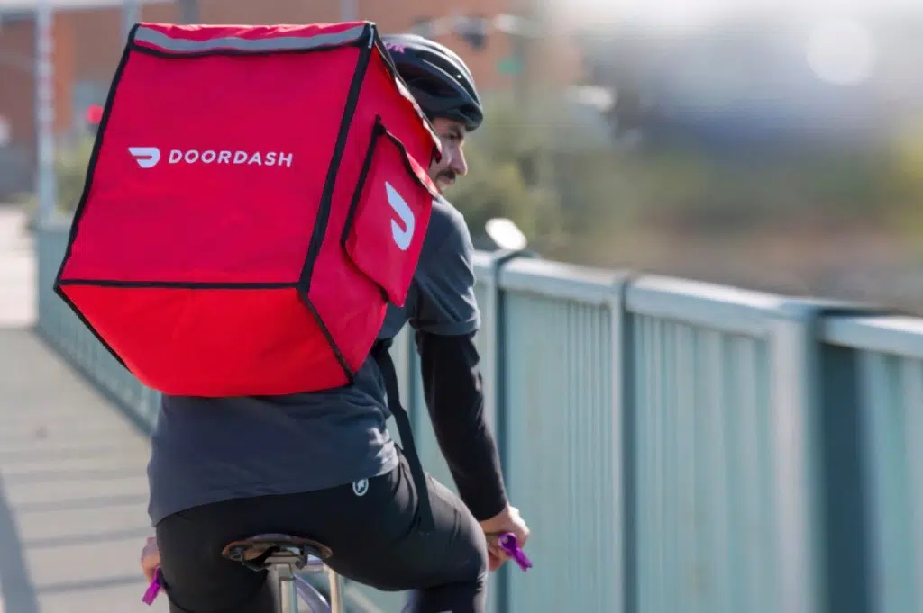 Ciclista com mochila da doordash