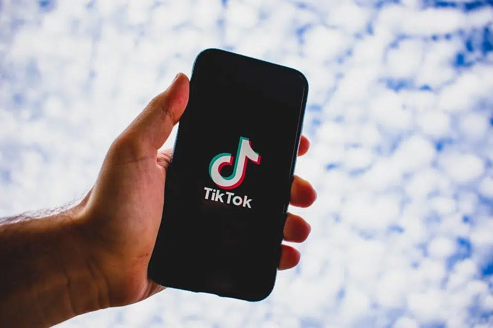 Pessoa segurando celular com aplicativo do tiktok instalado