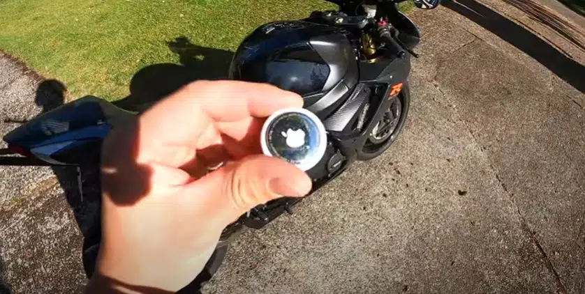 Apple airtag sendo colocada em uma moto