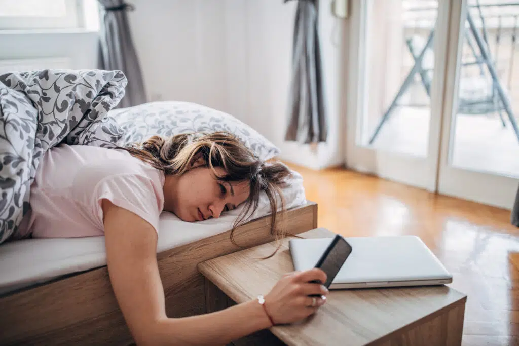 Mulher realizando uso apps de monitoramento de sono