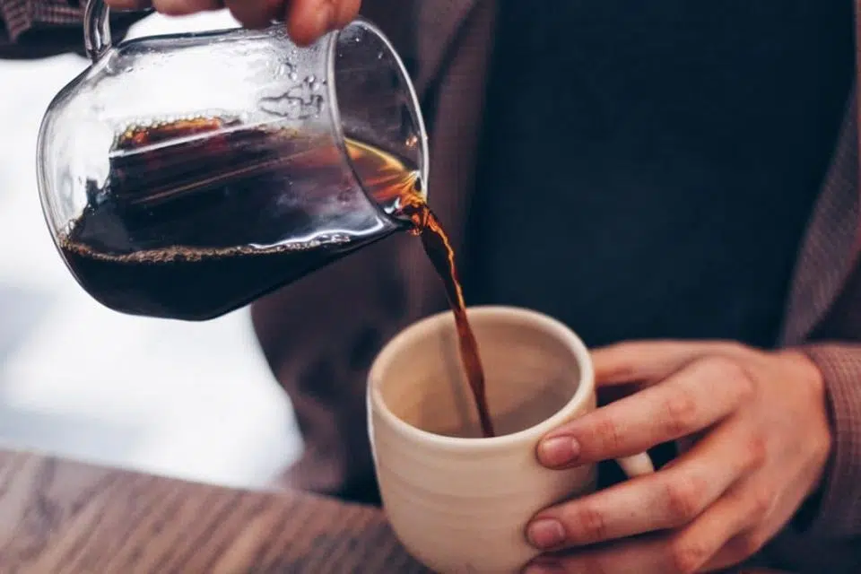 Beber café na parte da noite pode fazer com que você tenha problemas parar descansar.