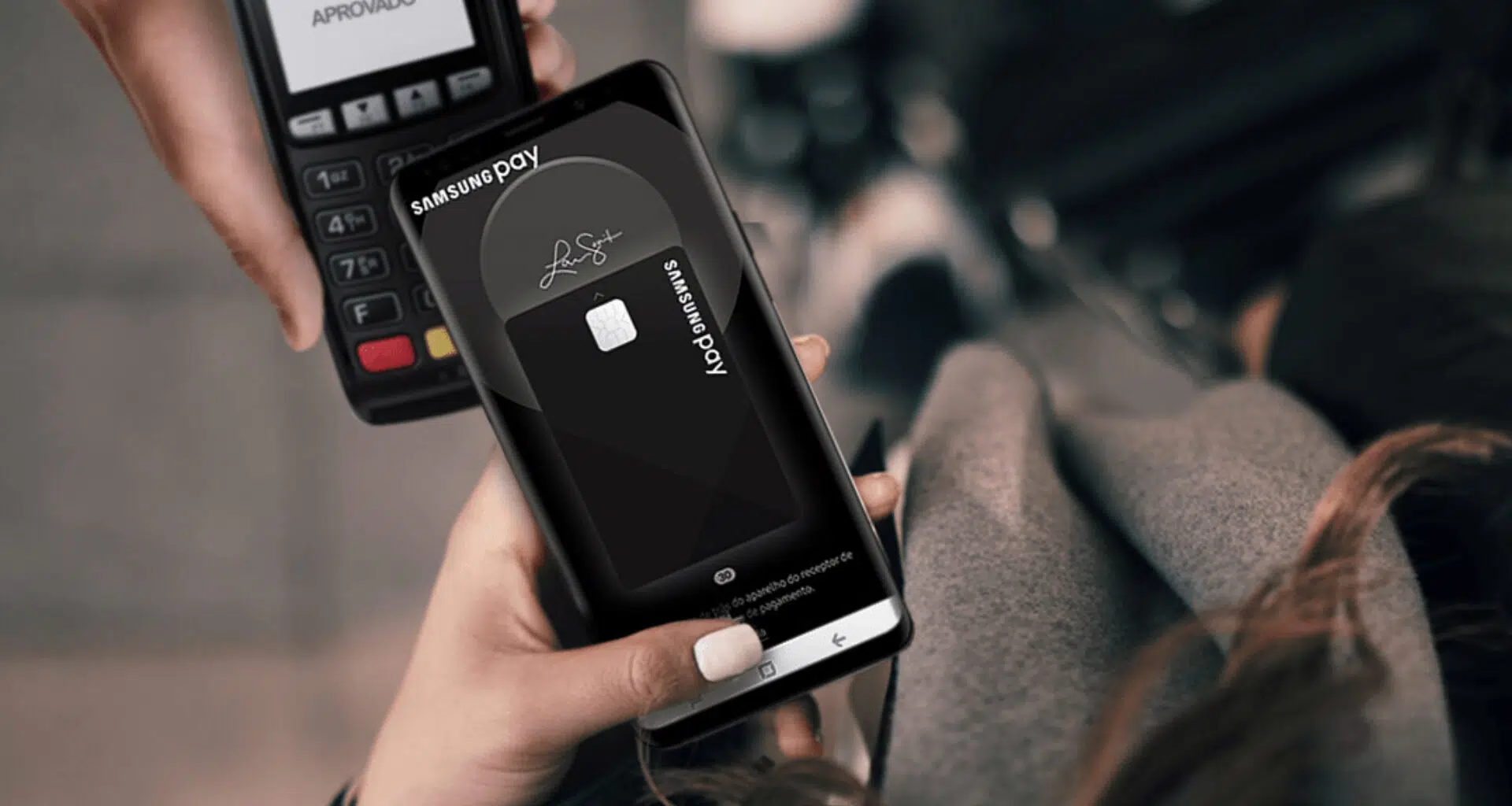 Pessoa que sabe como usar o samsung pay realizando um pagamento