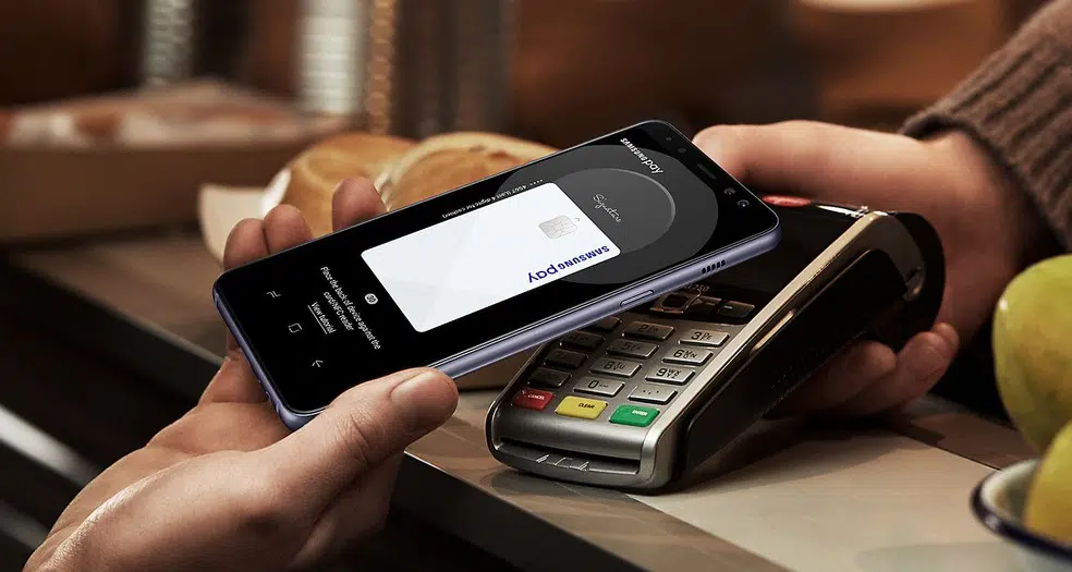 Pessioa pagando compra com samsung pay