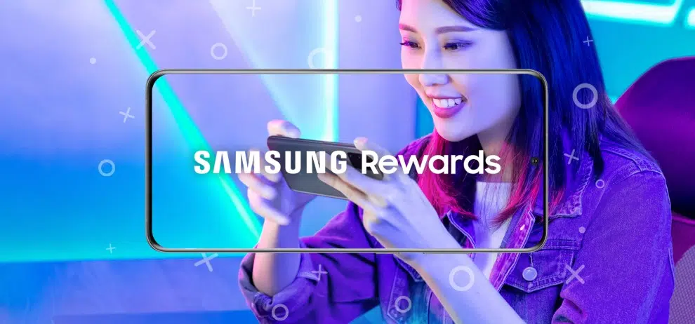 Mulher usando samsung rewards