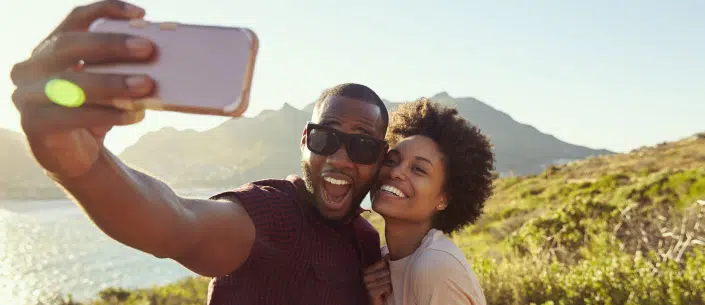 Casal tirando foto em uma montanha