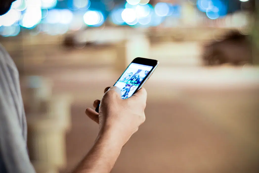 Homem realizando revisão de gastos de apps de smartphones