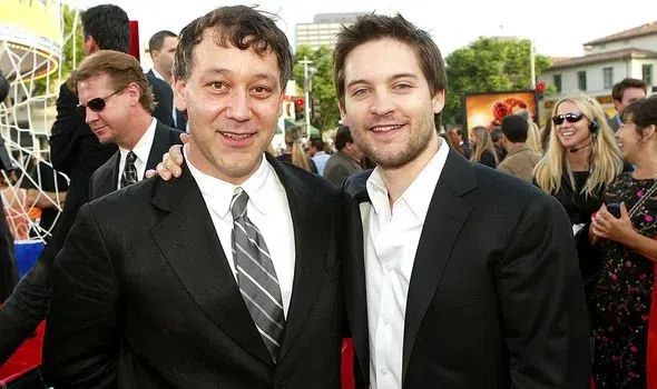 À esquerda, sam raimi, diretor dos filmes de tobey maguire como homem-aranha. À direita, tobey maguire. Reprodução: getty doutor estranho 2