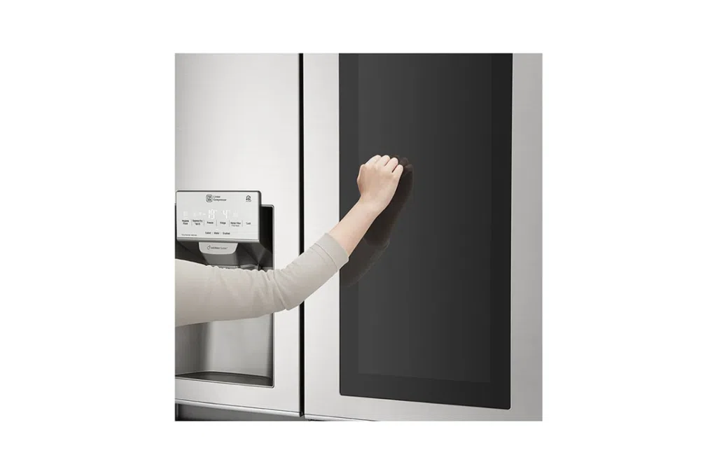 Basta dois toques no painel instaview door-in-door para conferir todos os alimentos que estão na parte superior direita da geladeira. Reprodução: lg.